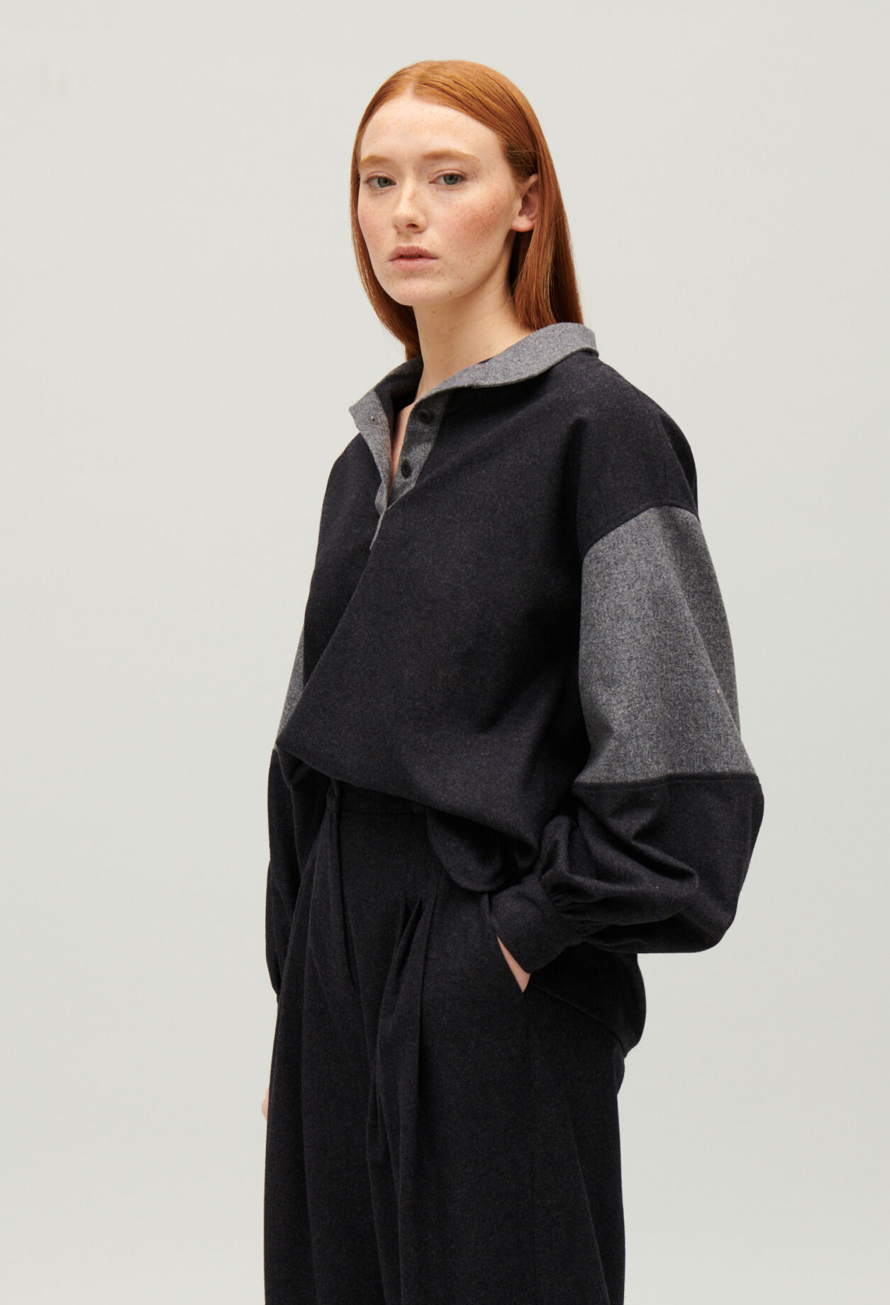 Blusa suelta gris oscuro