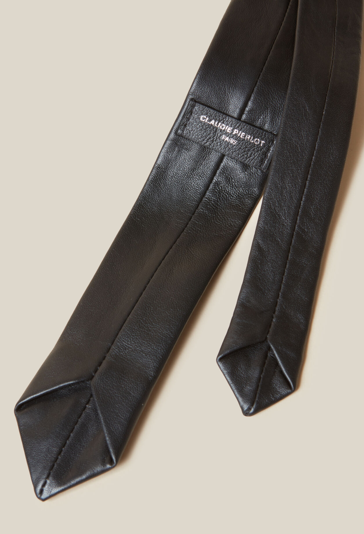 Corbata de cuero negro