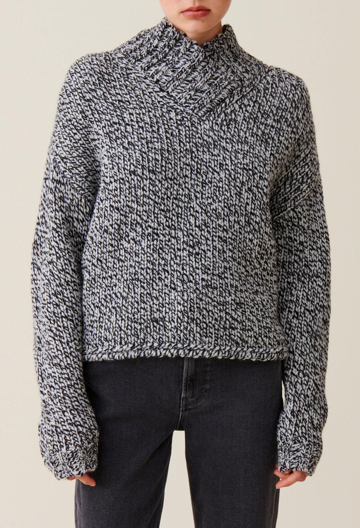 Jersey grueso con cuello en V gris