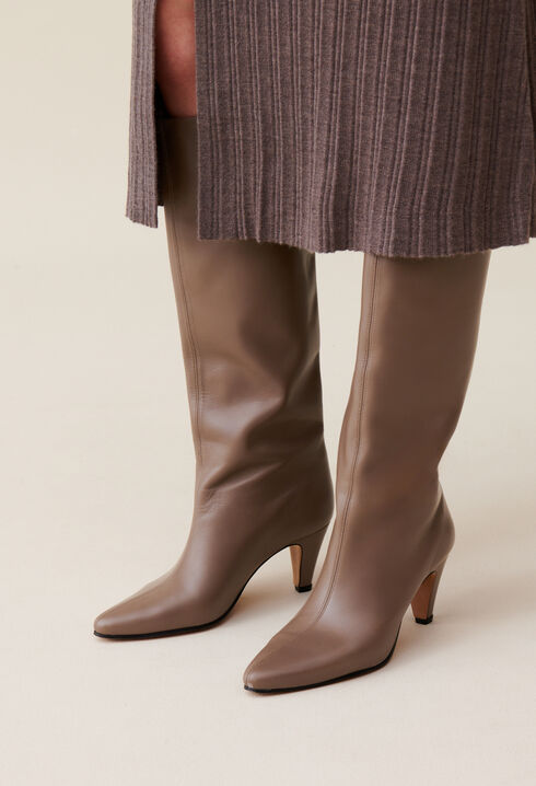 Botas de tacón de cuero liso