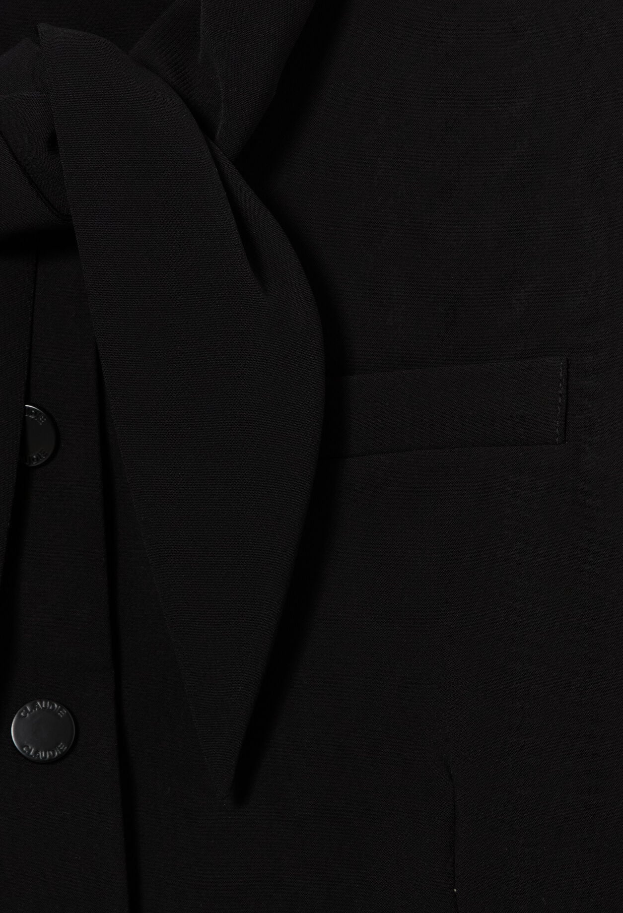 Chaqueta cuello pa&ntilde;uelo extra&iacute;ble