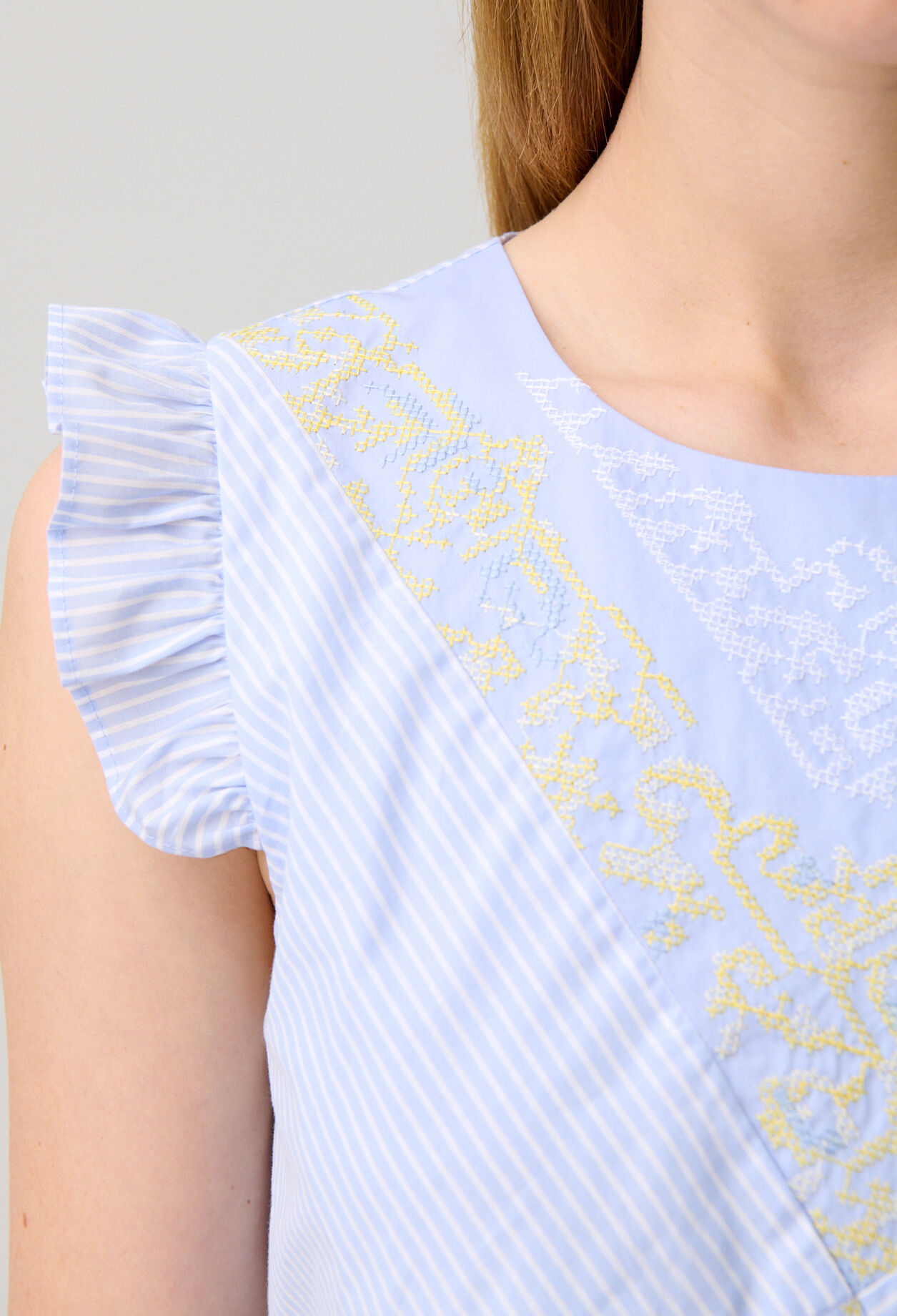 Top estampado con volantes
