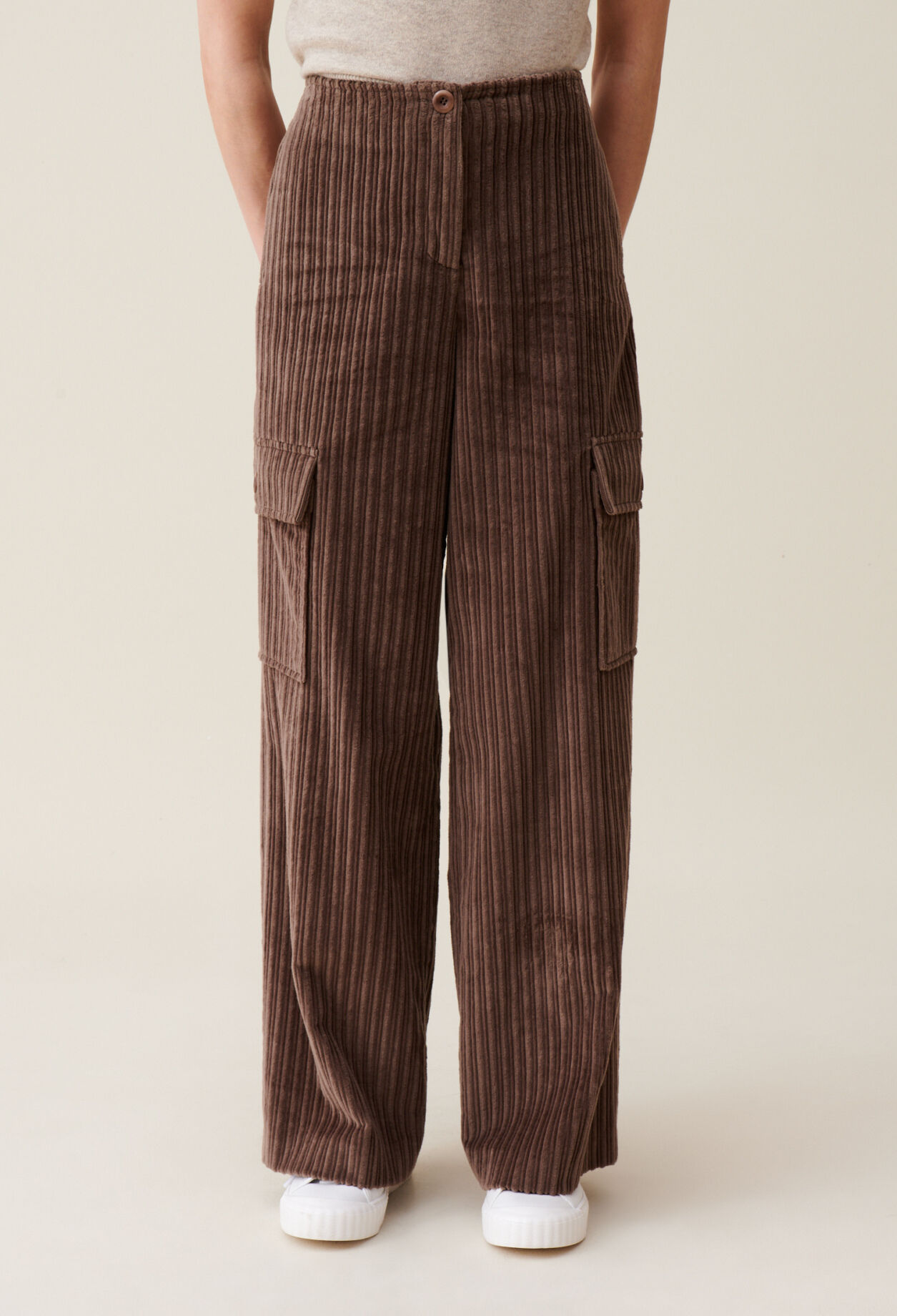 Pantalón cargo ancho de pana