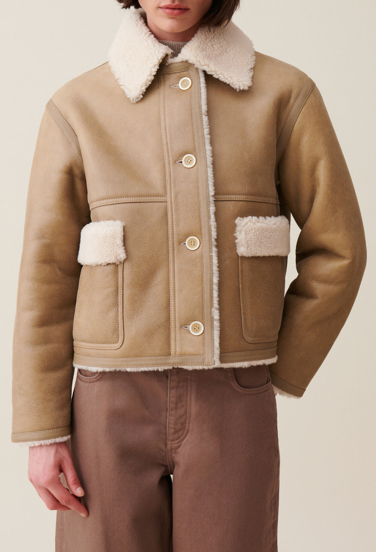 Chaqueta corta de piel beige