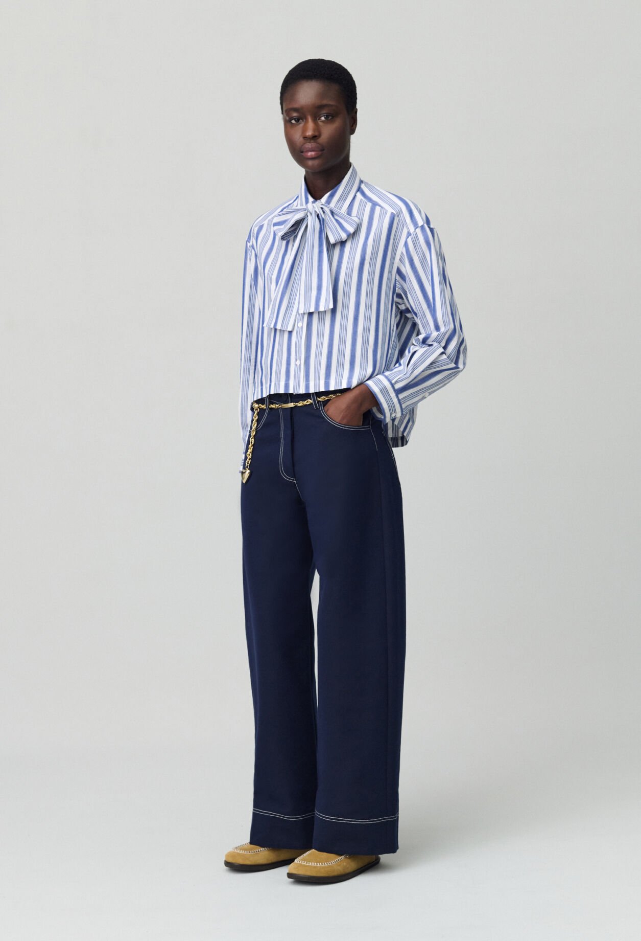 Camisa con rayas y lazo