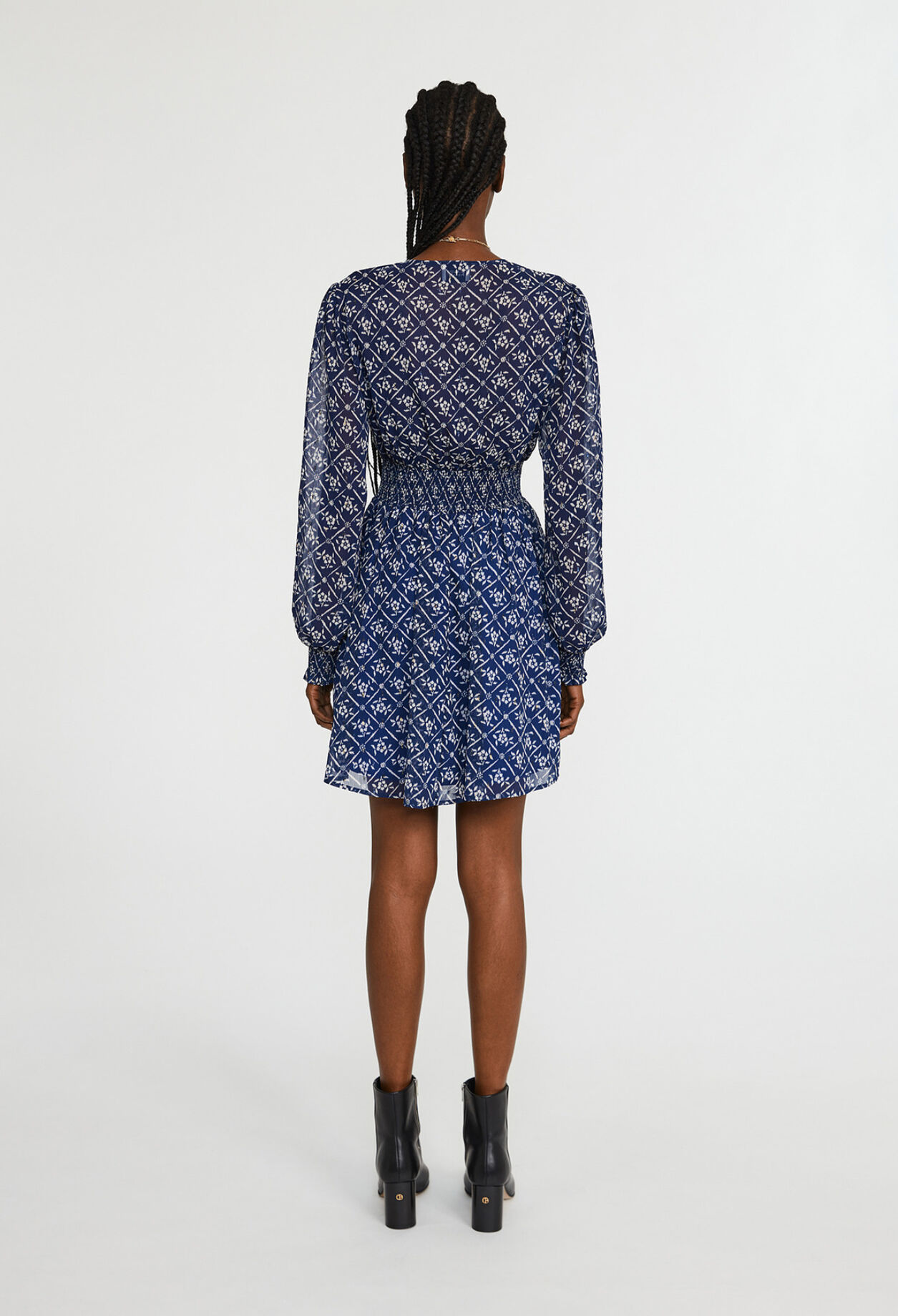 Vestido corto con estampado de flores