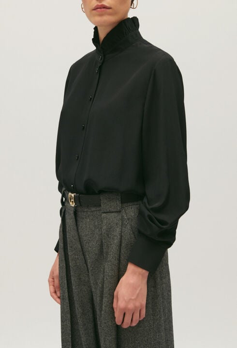 Camisa con cuello victoriano