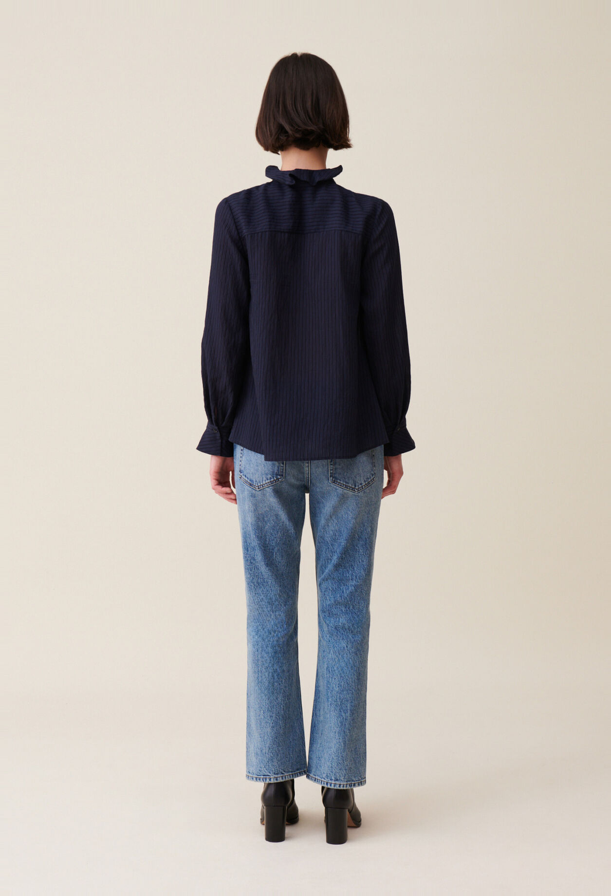 Blusa de rayas volantes azul oscuro