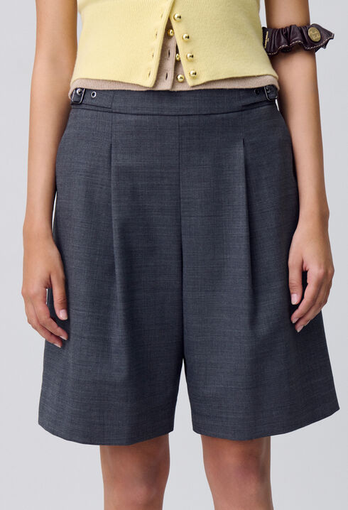 Bermudas cortos con pliegues