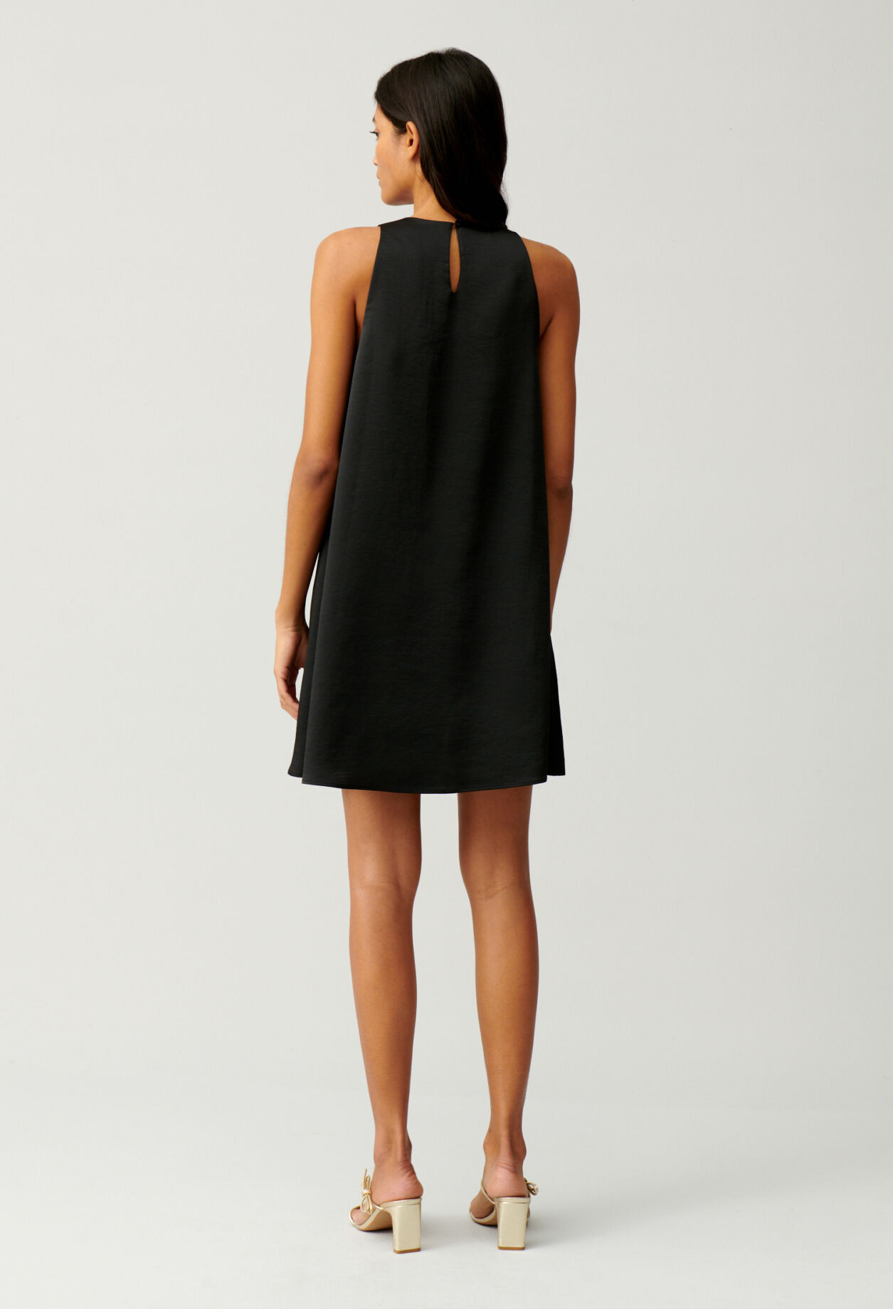 Vestido corto negro abotonado