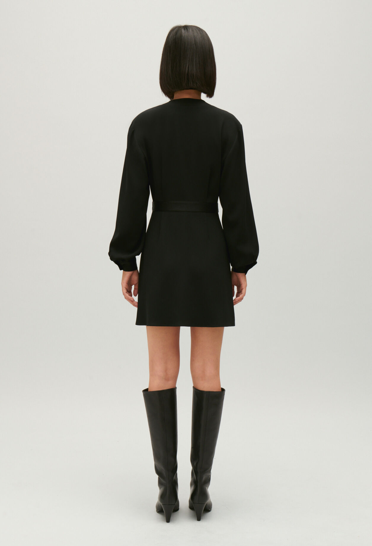 Vestido negro cruzado corto