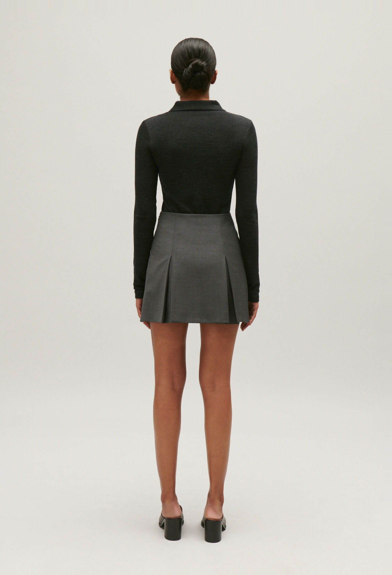 Falda corta gris chin&eacute;