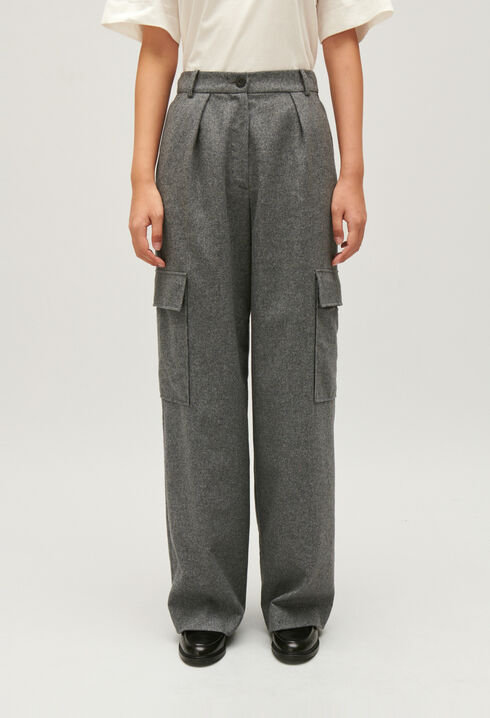 Pantal&oacute;n cargo gris claro