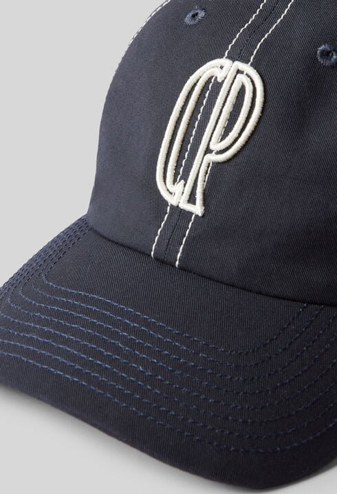 Gorra con monograma CP bordado