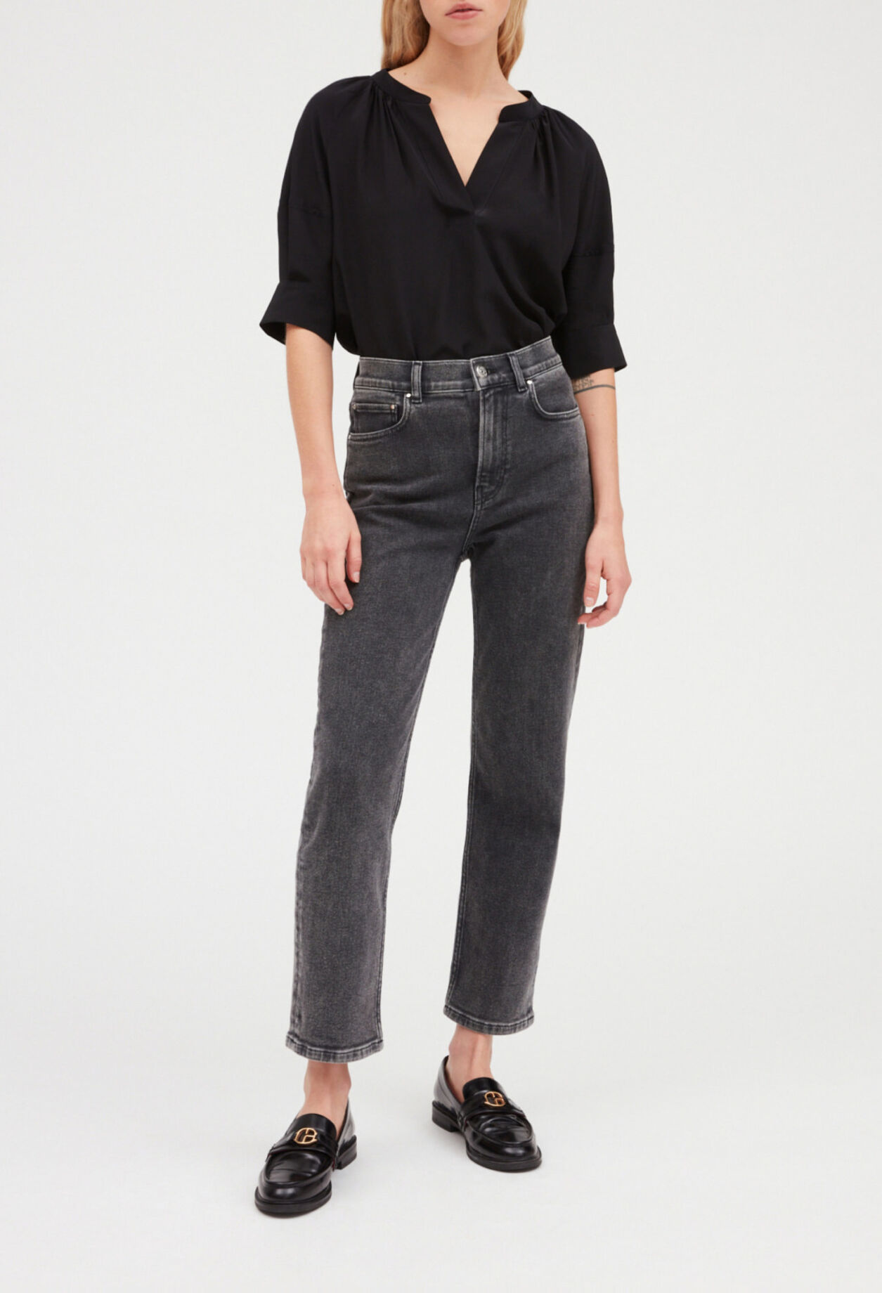 Blusa de seda negra de manga corta