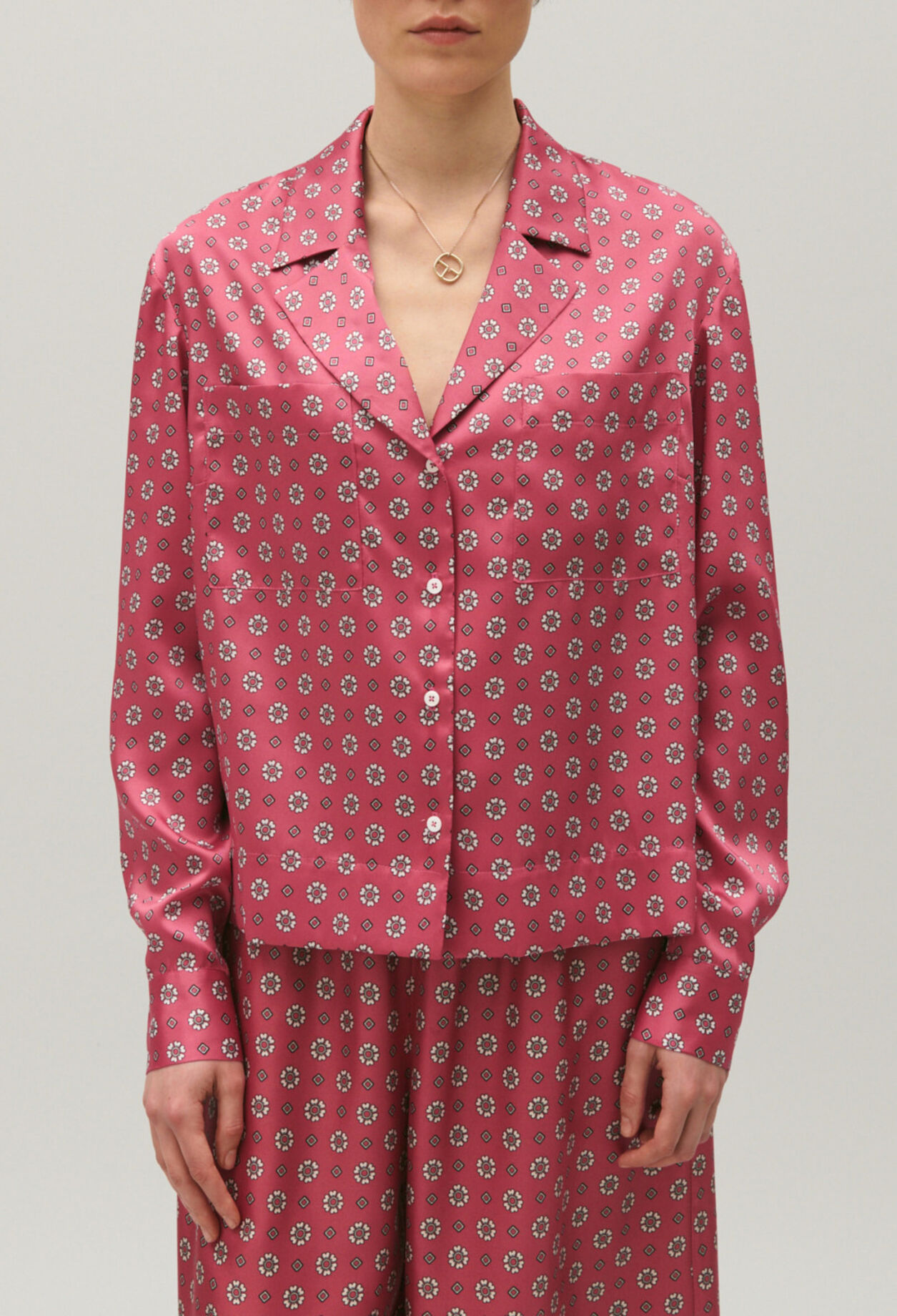 Camisa satinada con estampado