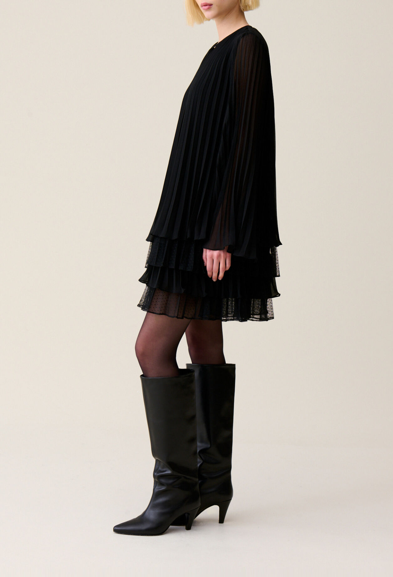 Vestido corto negro volantes