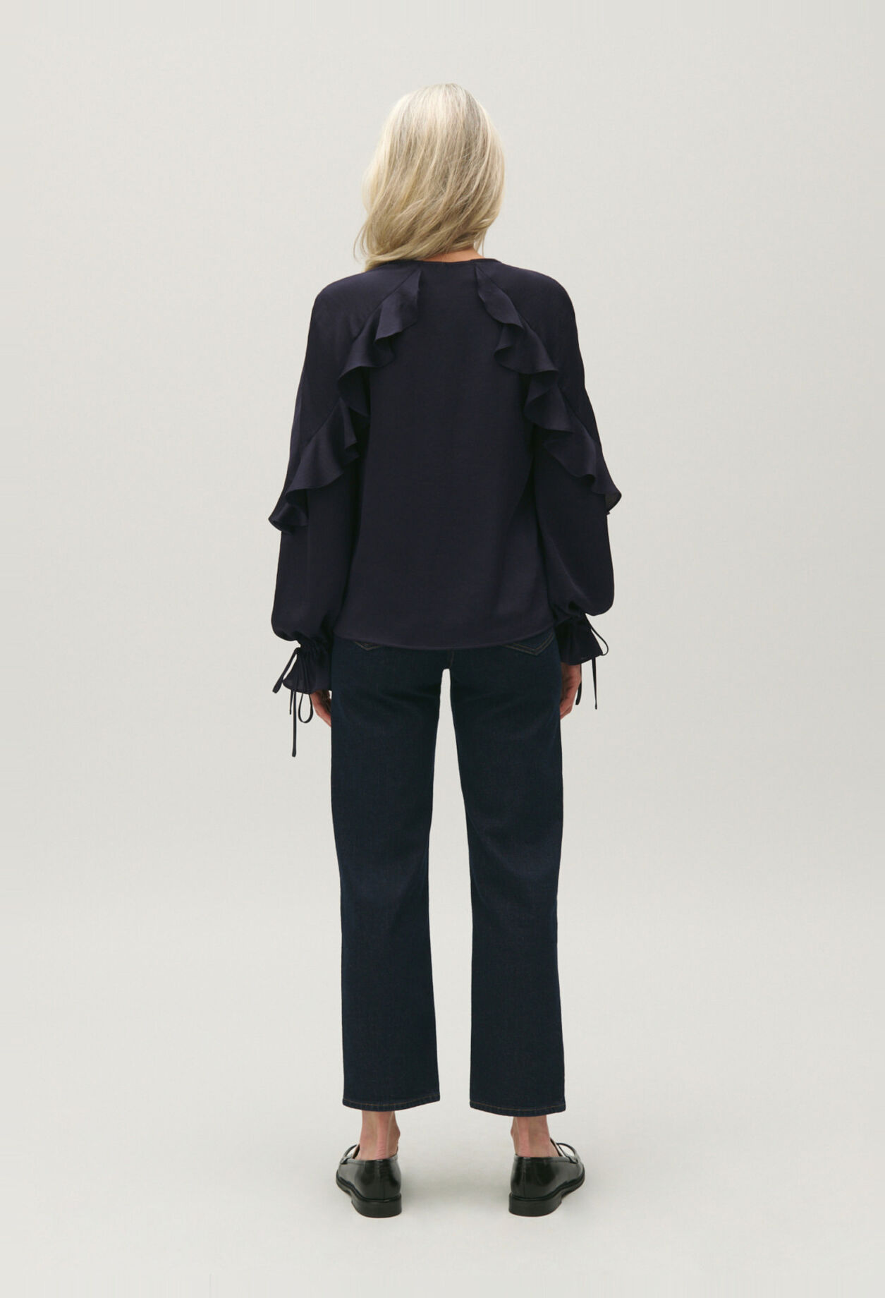 Blusa de volantes azul marino