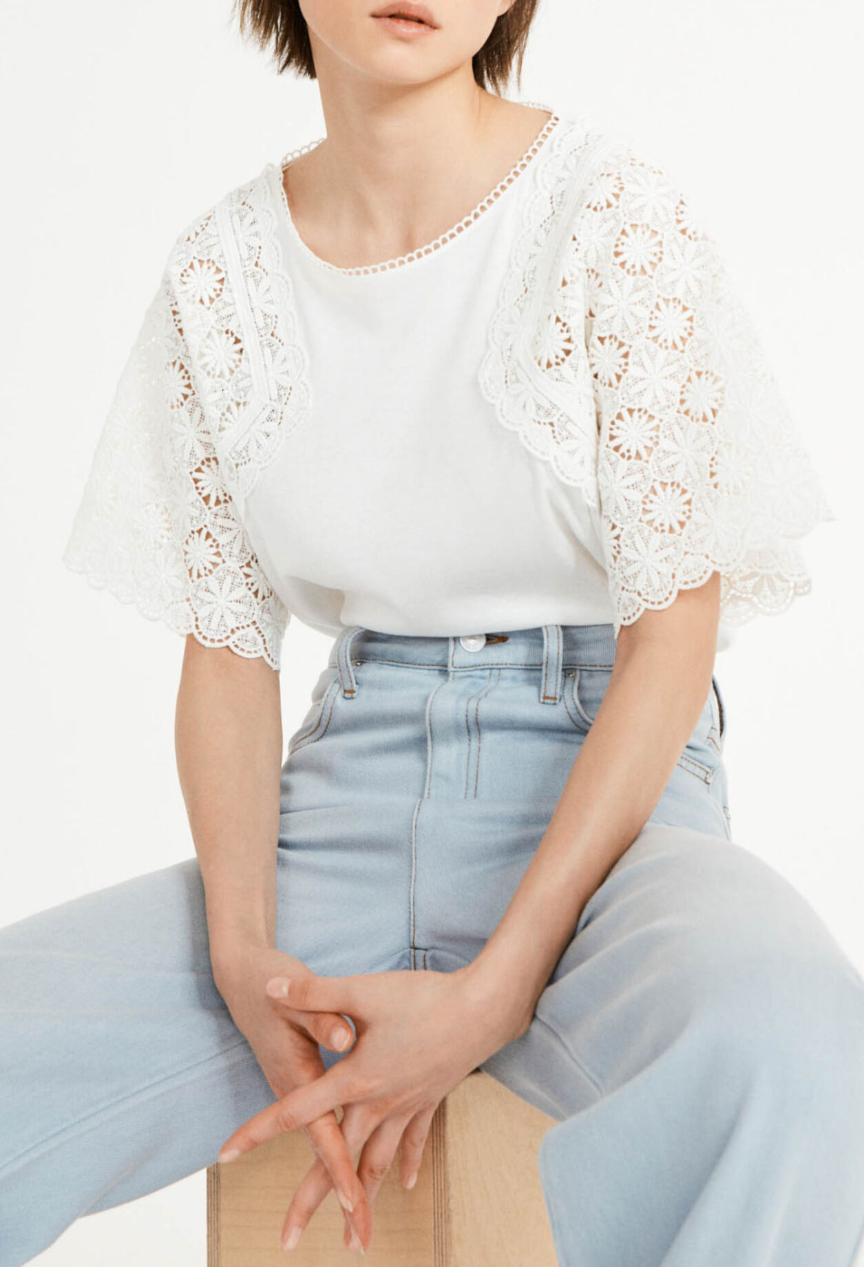 Camiseta con mangas de guipur