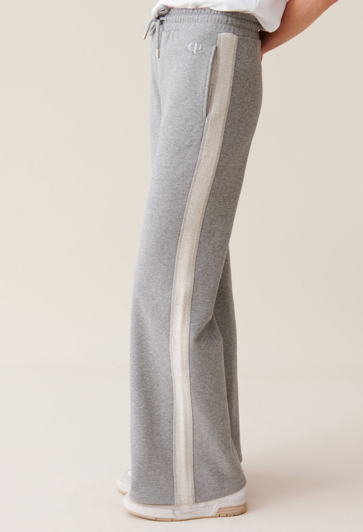 Pantalón gris contrastado y cómodo