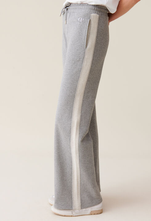 Pantalón gris contrastado y cómodo