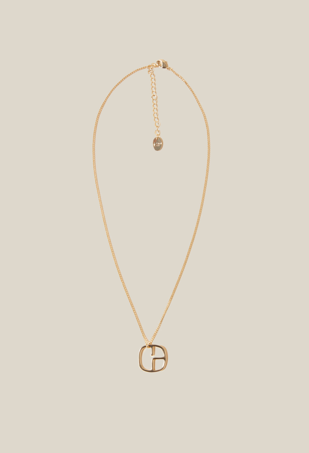 Collar con colgante de monograma dorado
