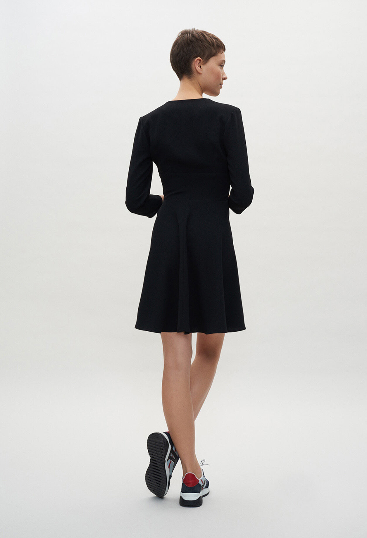Vestido negro acampanado