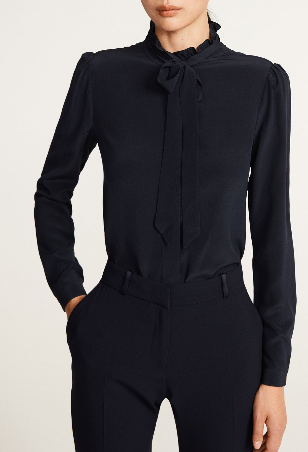 Camisa con cuello corbata