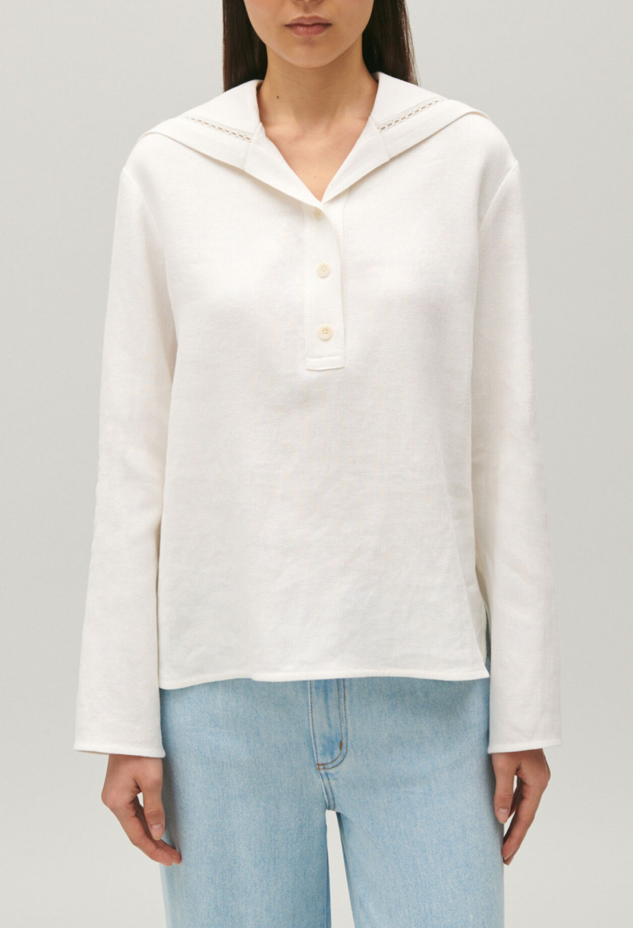 Top con cuello marinero de color crudo