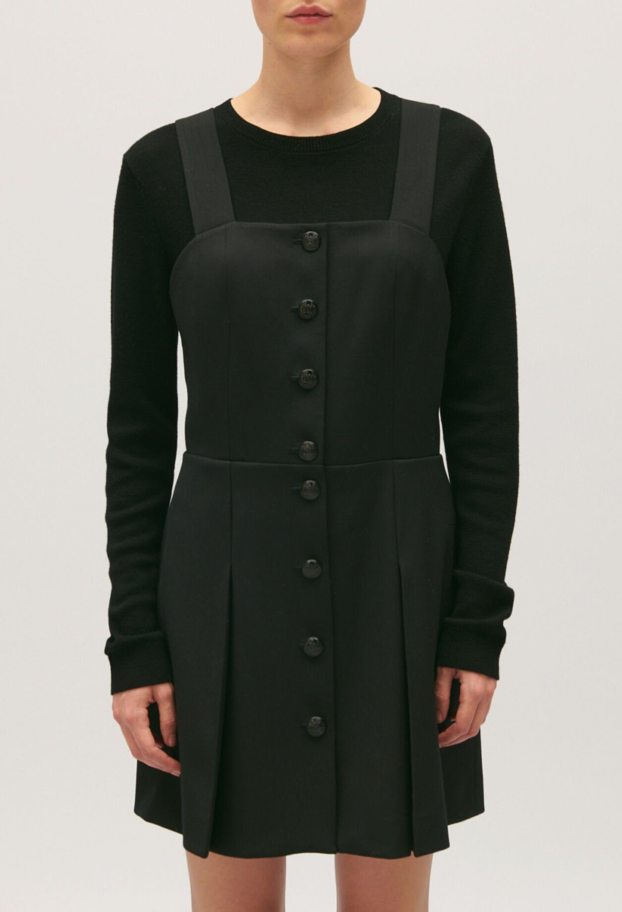 Vestido negro corto de tirantes