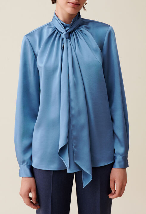 Blusa fluida con lazada al cuello