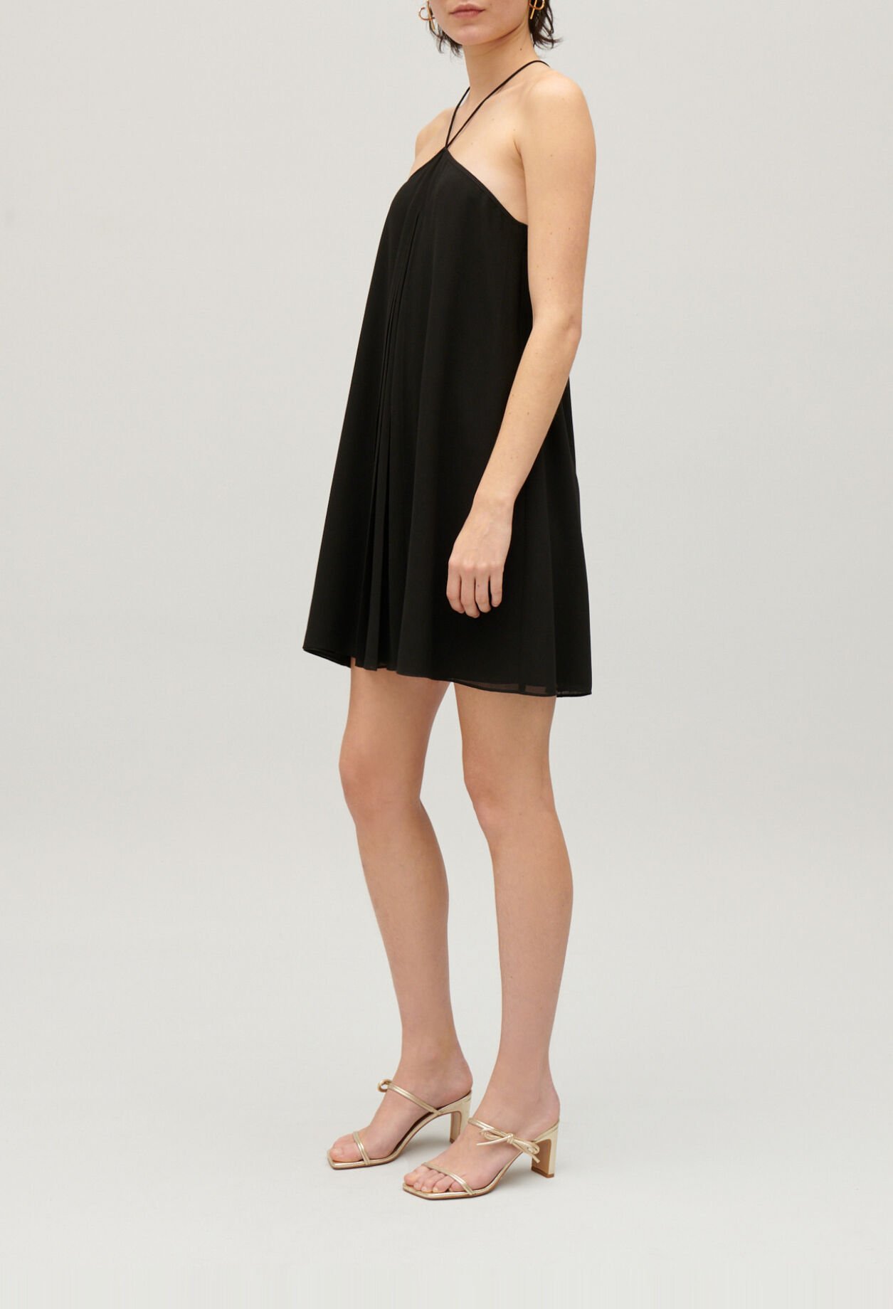 Vestido corto plisado negro