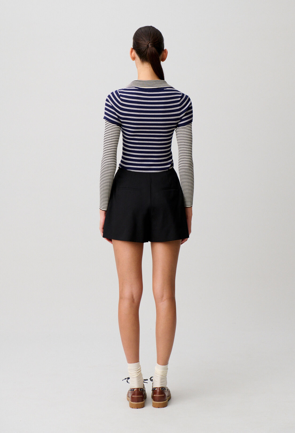 Short evas&eacute; plisado negro