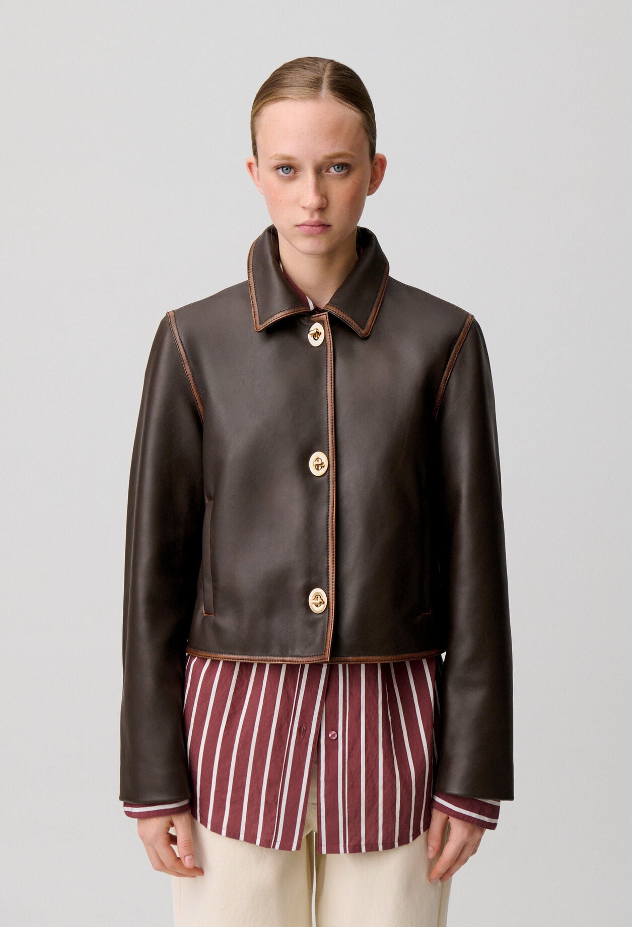 Chaqueta corta de cuero envejecido