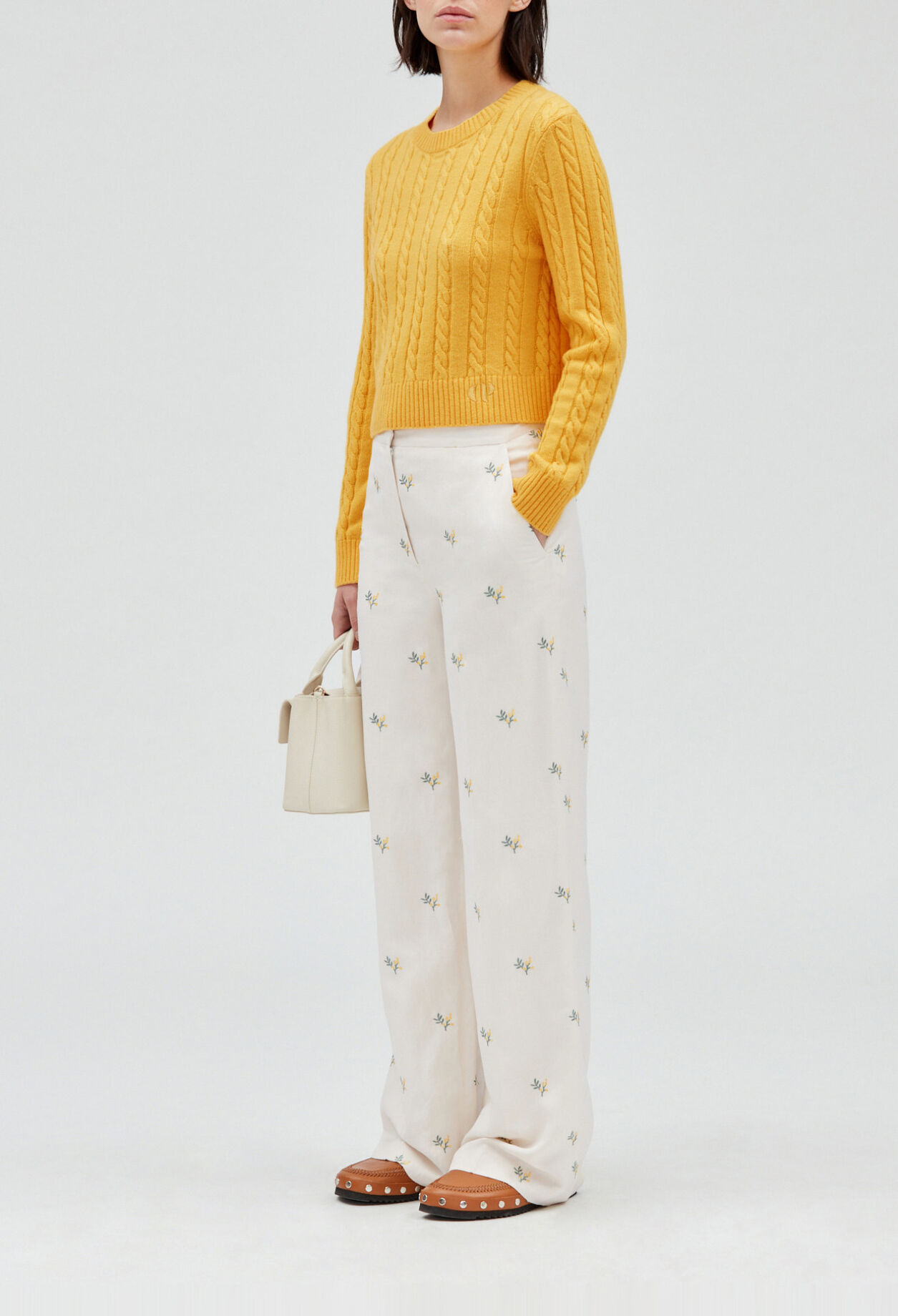 Pantalón con bordado mimosa