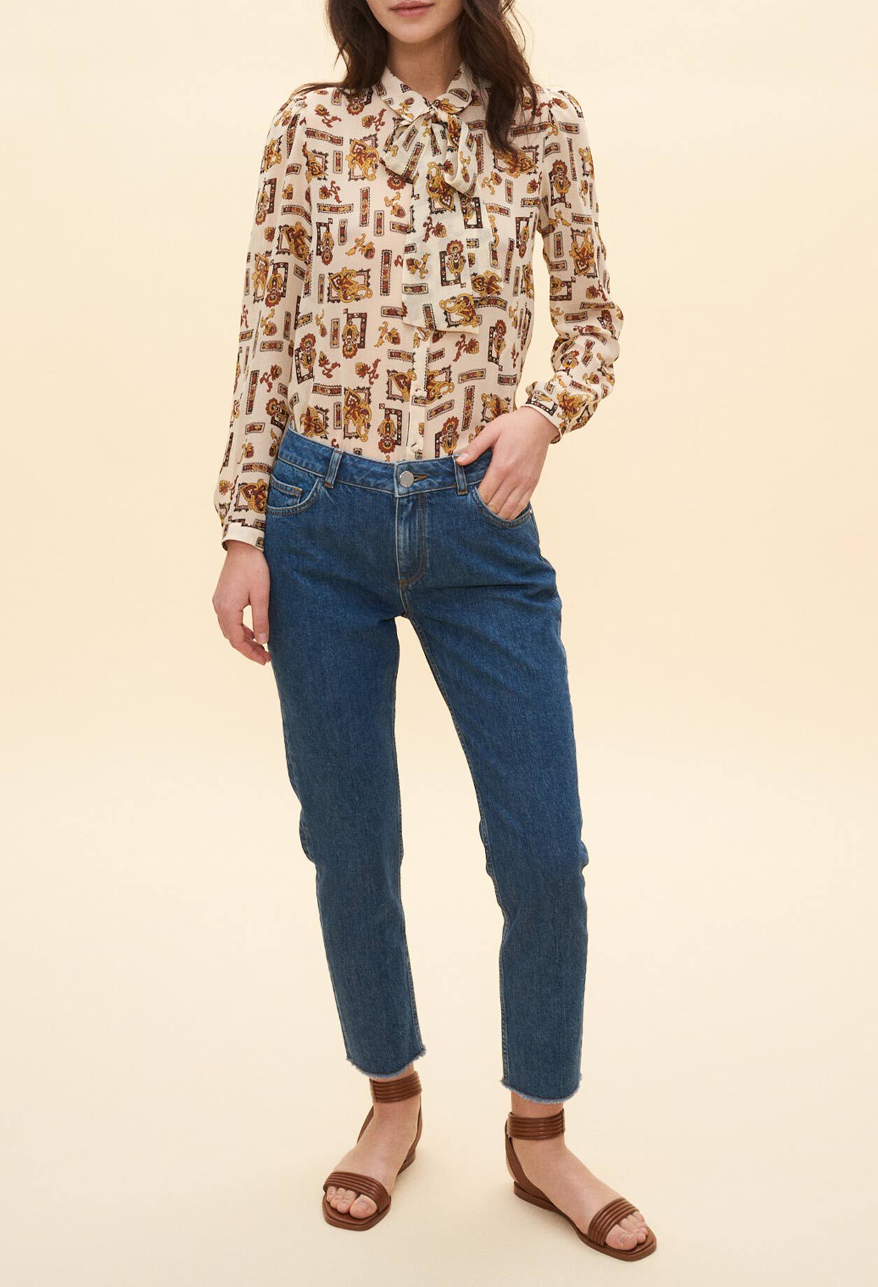 Blusa con chalina y dibujos
