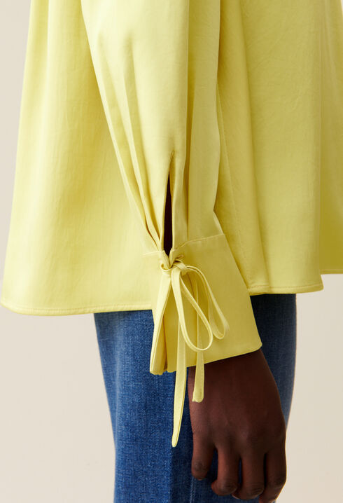 Blusa fluida cuello abierto