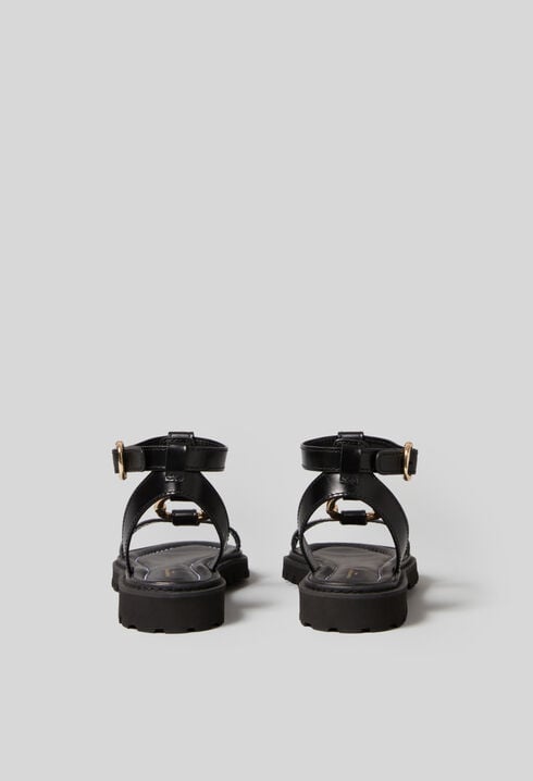 Sandalias de cuero con aro dorado.