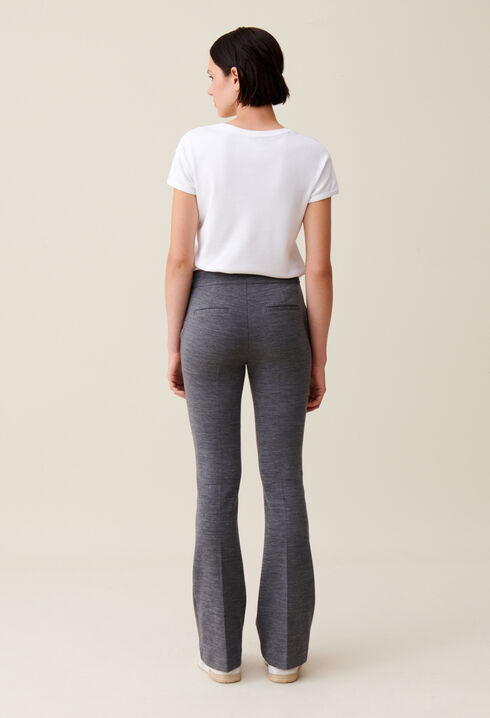 Pantalón gris de corte flare ajustado