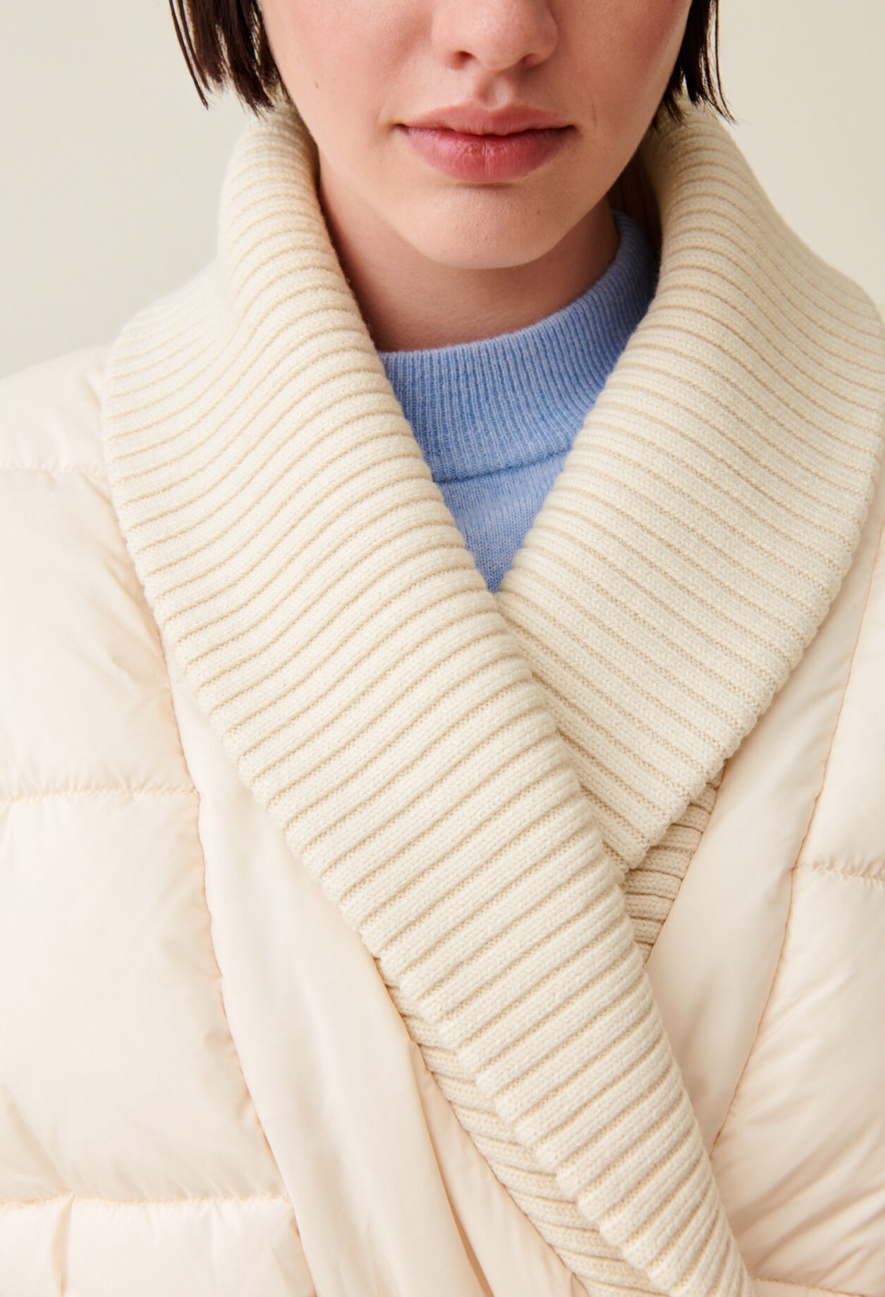 Abrigo acolchado con cuello chal