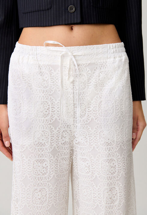 Pantal&oacute;n fluido con encaje