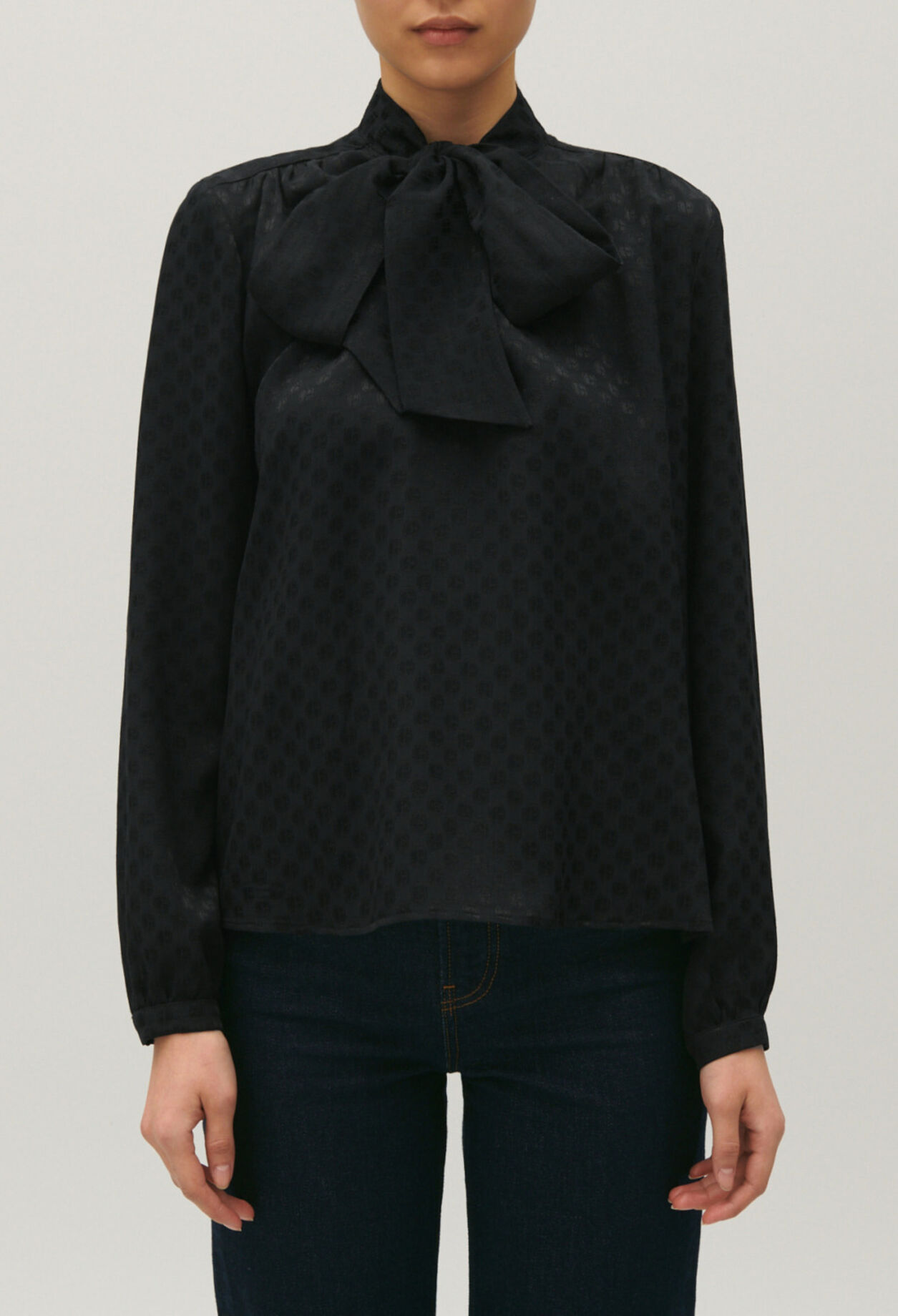 Camisa con cuello chalina