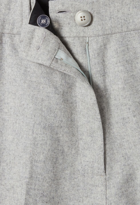 Pantal&oacute;n corto gris claro