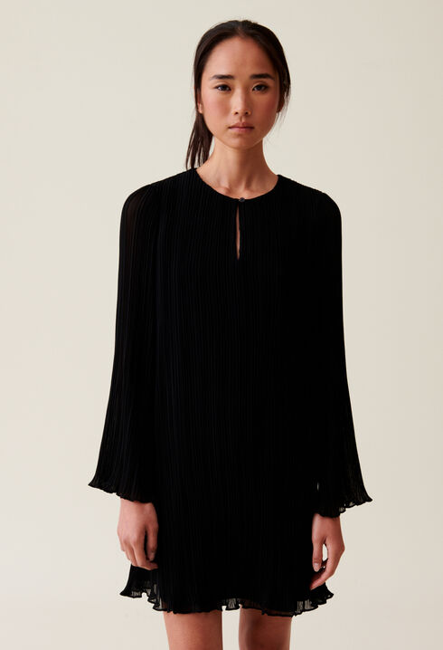 Vestido corto plisado manga larga