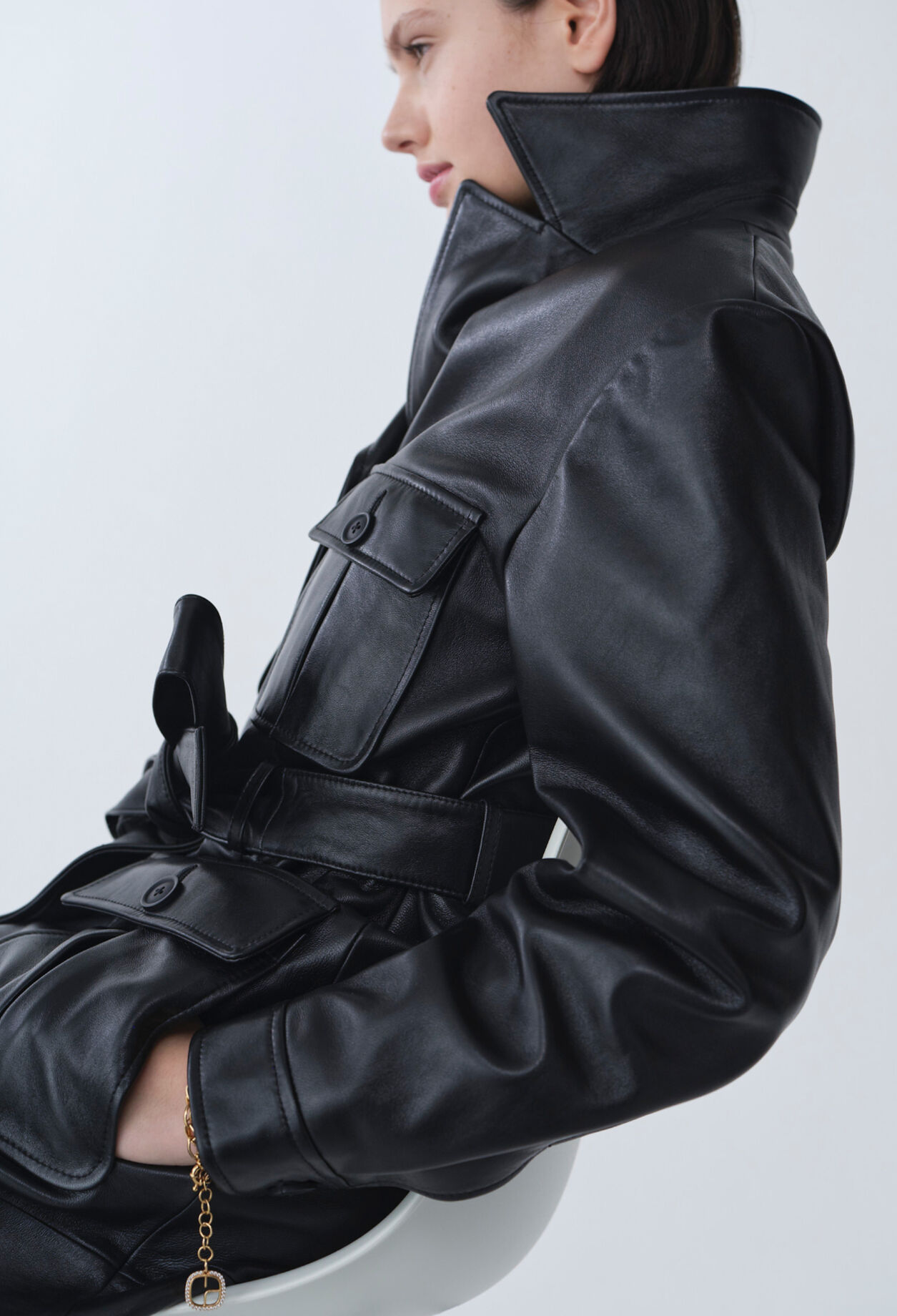 Gabardina de cuero con solapa