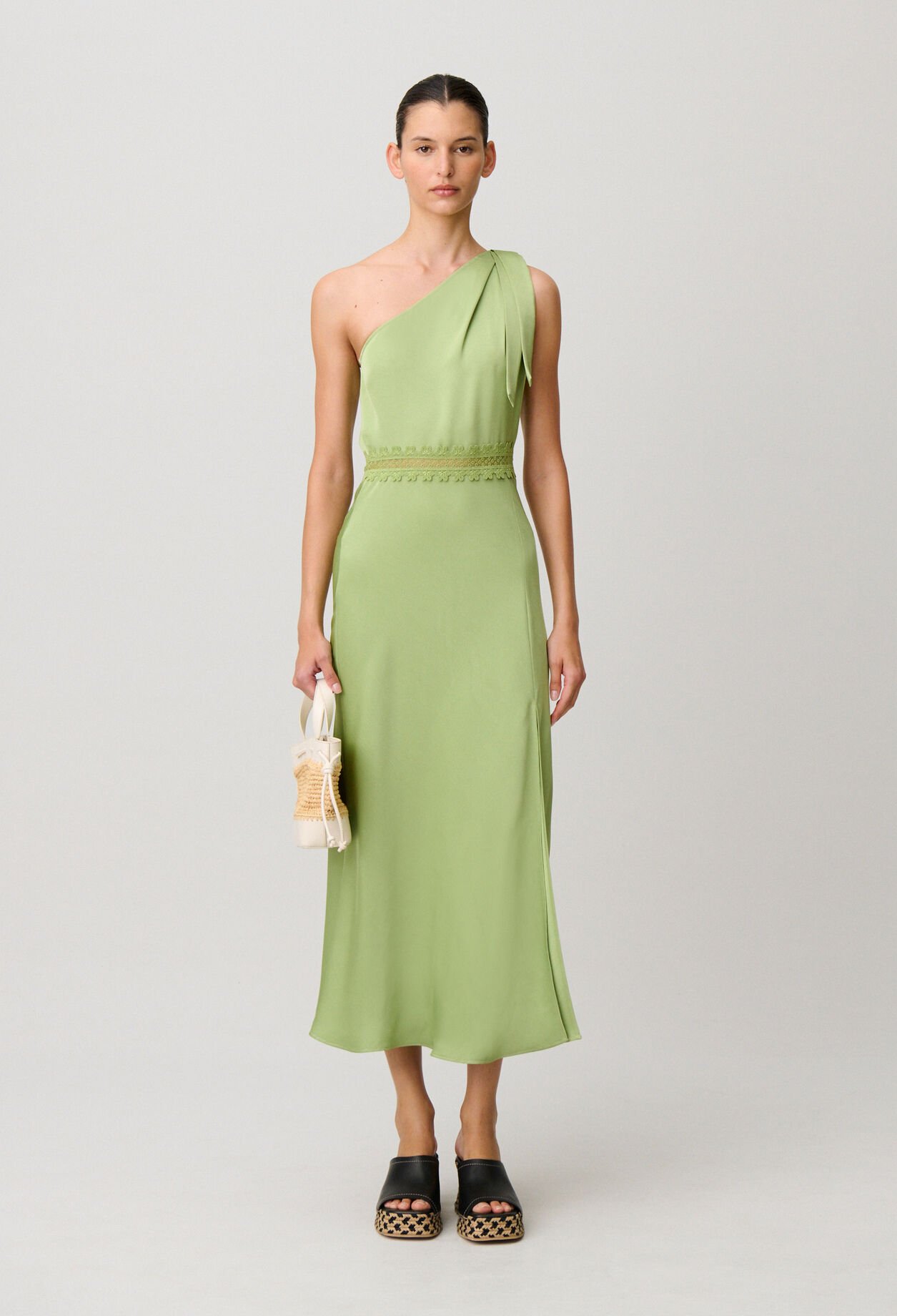 Vestido largo satinado con encaje