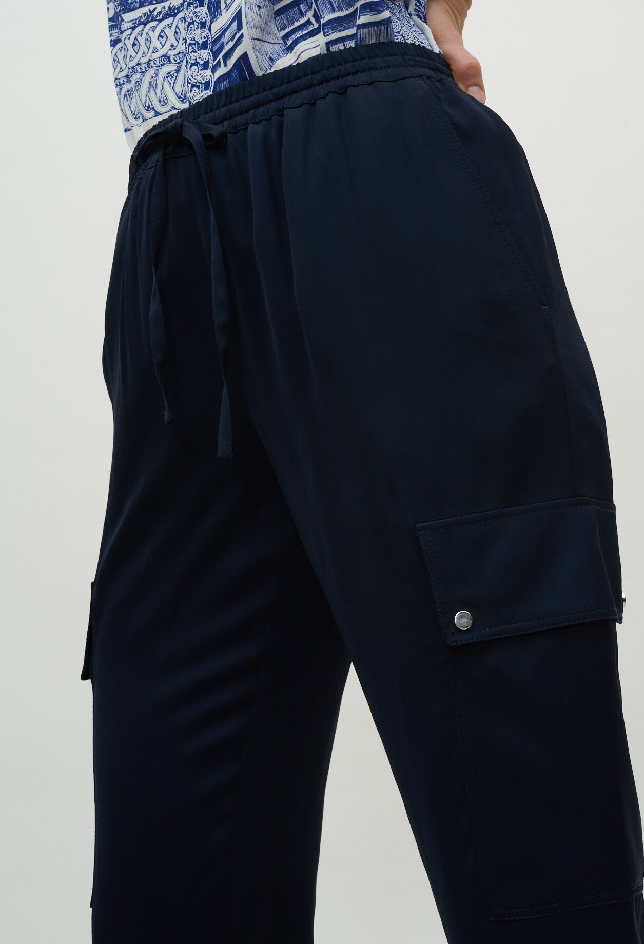 Pantalón fluido con bolsillos