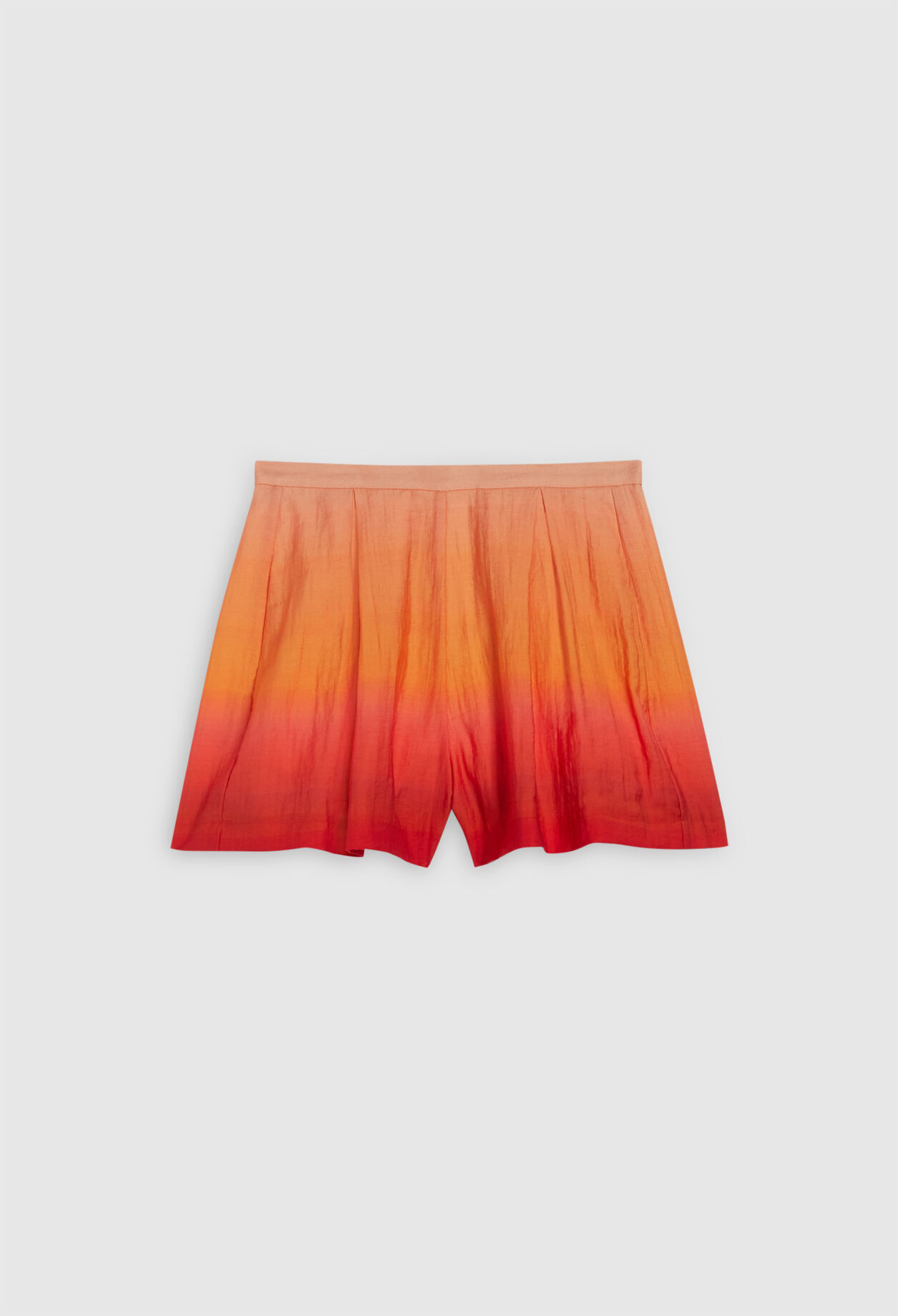 Shorts acampanados con pliegues