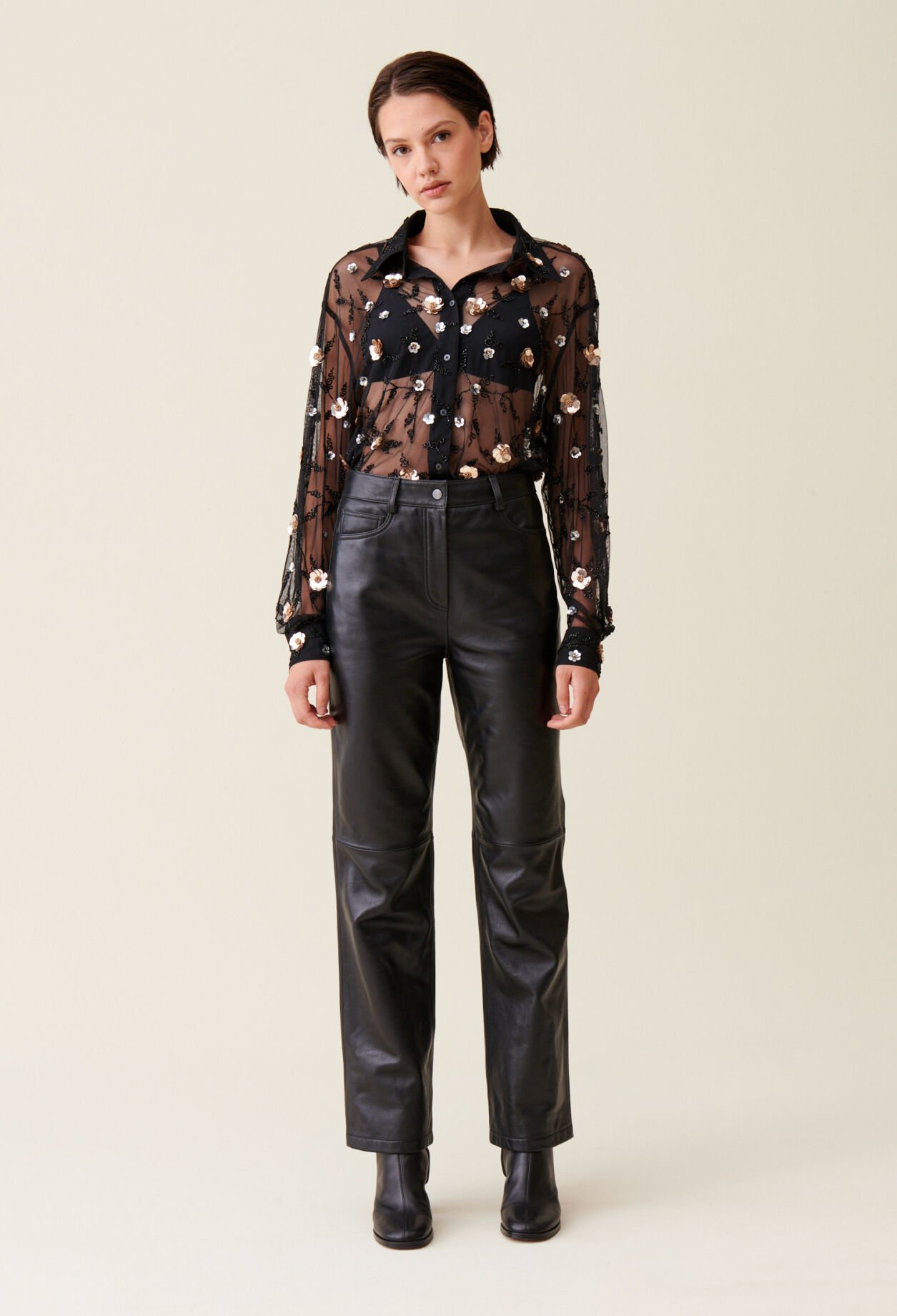 Blusa negra bordada transparente
