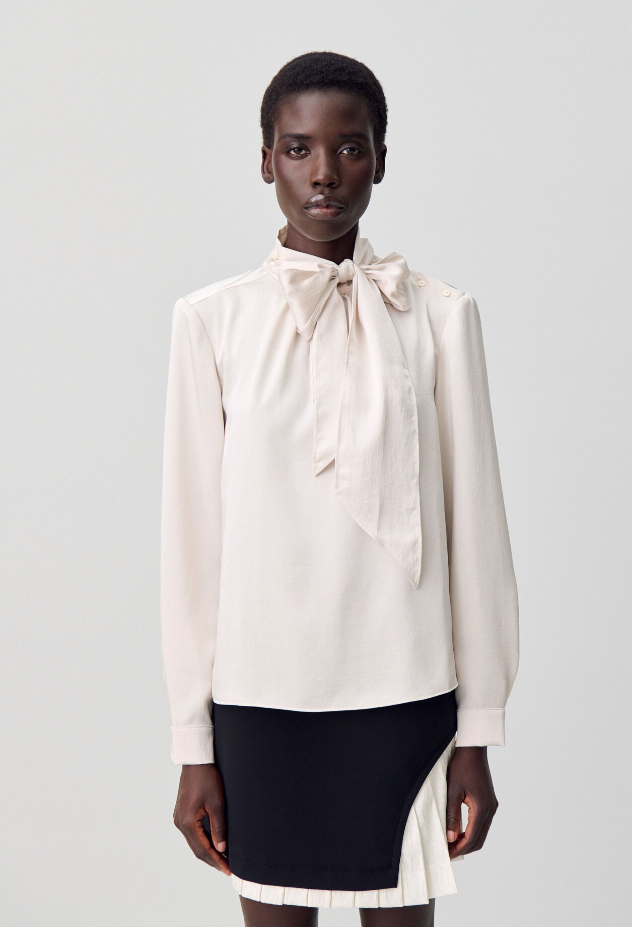 Blusa fluida con lazada al cuello